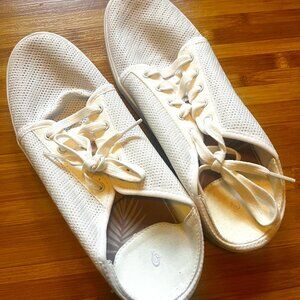 OluKai Pehuea Li Womens Size 9.5 Like New!